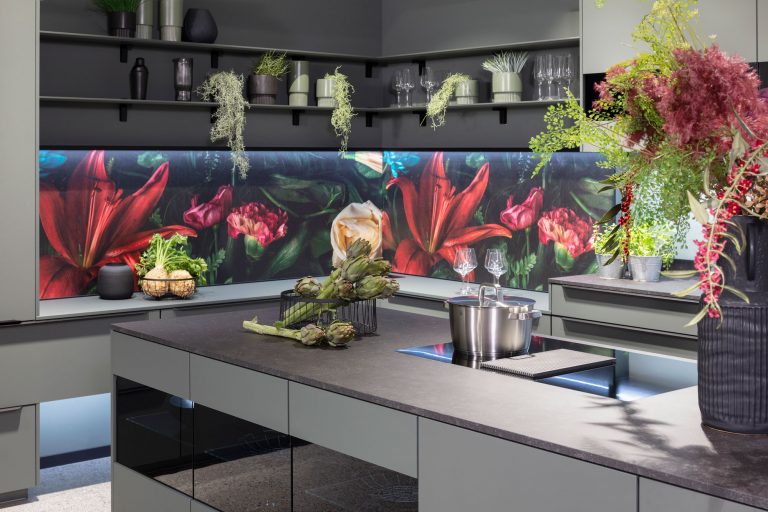 NOBILIA-Kueche-Iconic-Flowers-in-Mineralgruen-Nischenrueckwand-Blumen-8290