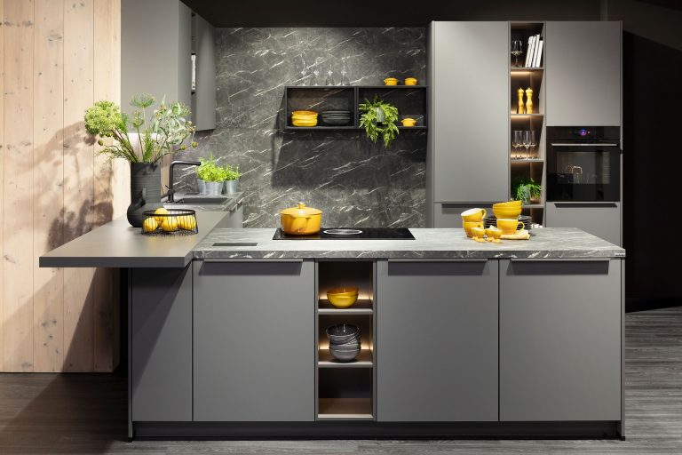 NOBILIA-Kueche-Schiefergrau-Mattlack-mit-Marmordekor-8266