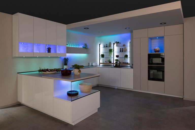 NOBILIA-Nova-Lux-Lack-Alpinweiß---Lichtstimmung-blau