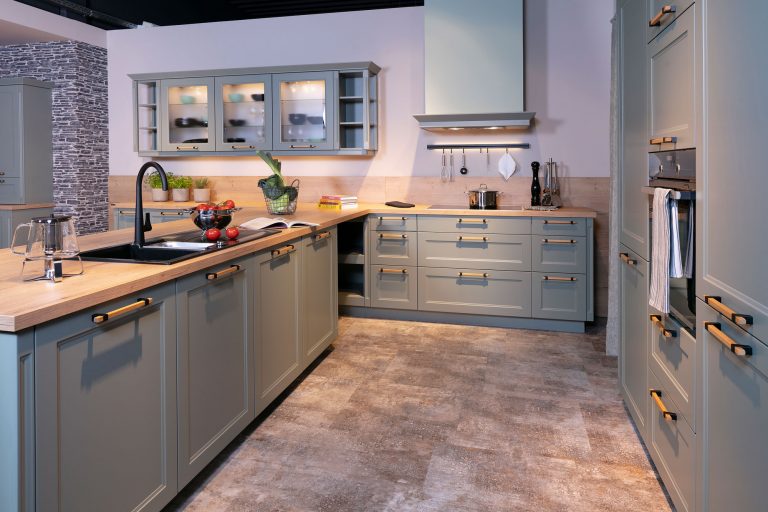 NOBILIA-Wohnkueche-Landhaus-schilfgruene-Fronten-Holz-Metallgriff-Eiche-Schwarz-5770