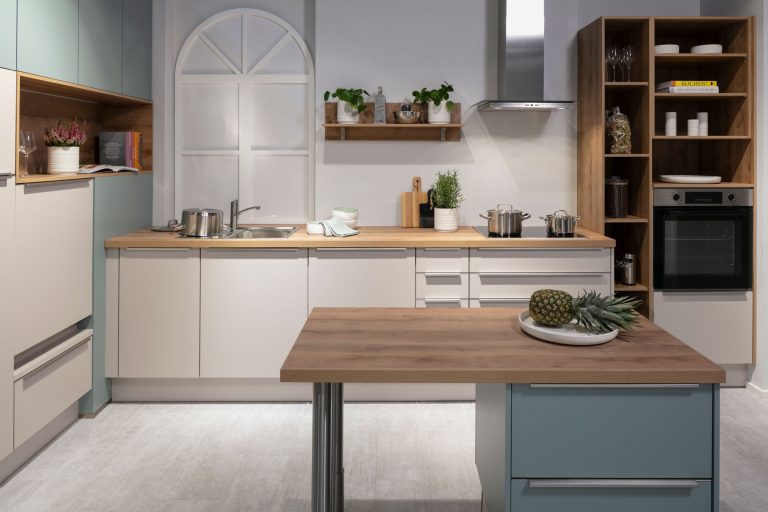 PINO-Farbmix-Weiß-mit-Pastellblau,-Dekor-Eiche-7108